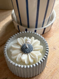 Bougie pot gris marguerite blanche